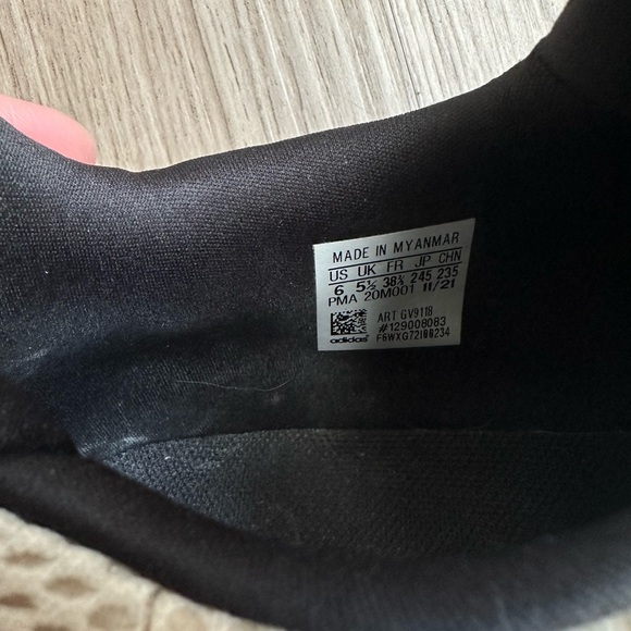 Adidas size 6 women’s shoes-cream with animal print - Picture 3 of 5